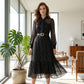 Rochie midi elegantă cu buline și guler tip cravată