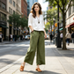 Pantaloni casual, cu croială largă și șnur, prevăzuți cu buzunare