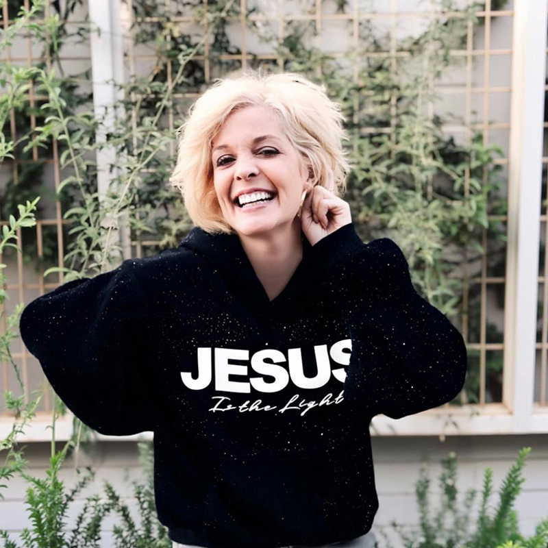 🥰 Hanorac cu paiete strălucitoare „JESUS Is the Light”✨ Stil glamour și confortabil, inspirat de credință💫-9