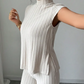 Set din două piese: bluză elegantă cu guler înalt și pantaloni cu croi larg