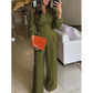 O ținută elegantă cu mâneci lungi, decolteu în V și pantaloni largi