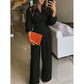 O ținută elegantă cu mâneci lungi, decolteu în V și pantaloni largi