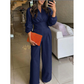 O ținută elegantă cu mâneci lungi, decolteu în V și pantaloni largi