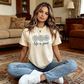👕 Tricou „Life is Good” — cu imprimeu de margarete, din bumbac 100%, croială lejeră, care transmite un mesaj pozitiv 🌼