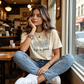 👕 Tricou „Life is Good” — cu imprimeu de margarete, din bumbac 100%, croială lejeră, care transmite un mesaj pozitiv 🌼