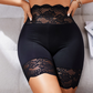 Set pentru femei: top cu dungi și pantaloni scurți din dantelă