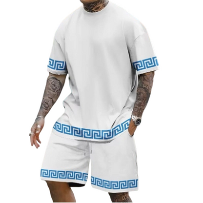 Set cu tricou cu guler rotund, mâneci scurte și pantaloni scurți, din material respirabil