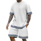 Set cu tricou cu guler rotund, mâneci scurte și pantaloni scurți, din material respirabil