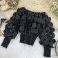 👗Bluză mulată cu umerii descoperiți – aplicații florale 3D, talie smocată, mâneci balon 🌸
