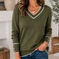 Elegant strikket topp for kvinner med kontrast-V-hals