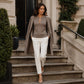 Elegant ribbestrikket topp for kvinner med metallspenne